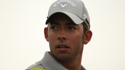 Pablo Larrazabal blickar över banan i Abu Dhabi.