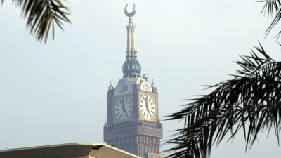 Binladin Group byggde The Mecca Royal Clock Tower Hotel. Klocktornet är 591 meter över havsytan.