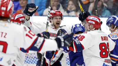 Jarkko Malinen (mitten) firar ett mål med lagkamrater.