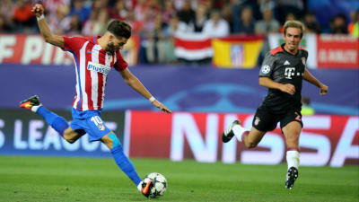 Yannick Carrasco gör 1-0 för Atletico Madrid, Philipp Lahm ser på.