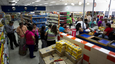 En kö i en venezuelansk matbutik den 3 februari 2015.