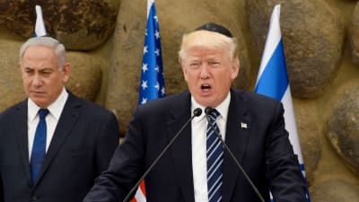 Donald Trump, med premiärminister Benjamin Netanyahu i bakgrunden talar vid Yad Vashem, monumentet och forskningscentret för förintelsens offer i Jerusalem 23.5.2017.