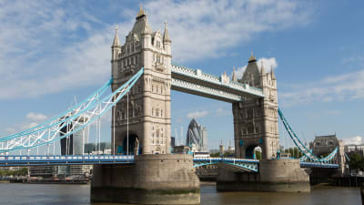 Bron Tower Bridge över floden Thames i London