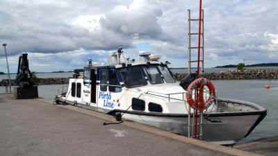 Pörtö Lines båt m/s Matilda som tar ut passagerare till Söderskär