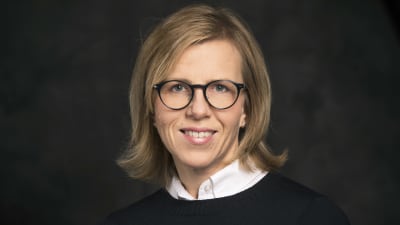 Mia Heikkilä, professor i småbarnspedagogik, iklädd glasögon, kragskjorta och tröja.