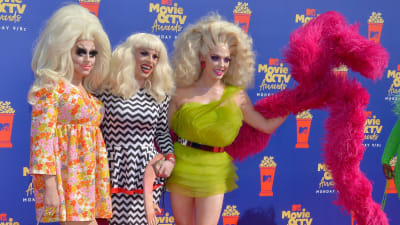 Trixie Mattel, Katya Zamolodchikova och Alyssa Edwards uppklädda i färggranna kläder på röda mattan inför MTV Movie and TV Award 2019..