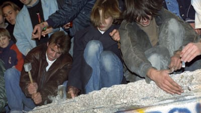 Ungdomar från Västberlin slår sönder berlinmuren 10 November 1989.