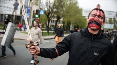 Proryska demonstranter gick till attack mot Kievvänliga demonstranter i Donetsk i östra Ukraina.
