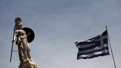 Greklands flagga och staty
