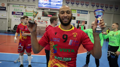 Edson Imare poserar med två pokaler.