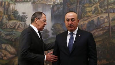 Rysslands utrikesminister Sergei Lavrov med sin turkiska kollega Mevlut Cavusoglu