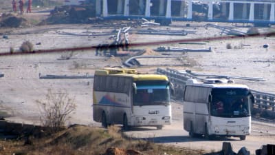 Bussar som evakuerar människor från den syriska staden Aleppo