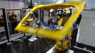 Industrirobot bearbetar bildörr