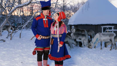 Áslat-Jon och Sivi Länsman, klädda i festklädsel från Nuorgam, Utsjoki. 