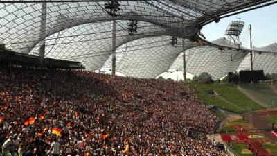 Arkivbild från 2006 där 10 000 fotbollsfans tittar på Tyskland-Sverige-matchen i München under fotbolls-vm 2006.