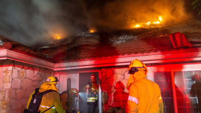 Bild av brandmän som försöker bekämpa markbrand i Kalifornien, USA.