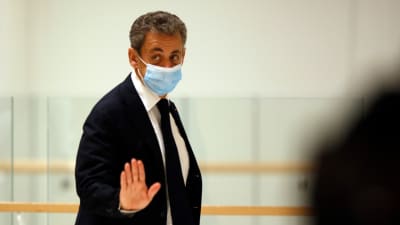 Frankrikes ex-president Nicolas Sarkozy lämnar domstolen i Paris