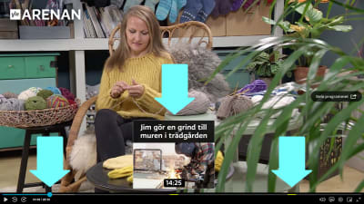 Kvinna sitter i korgstol och stickar.