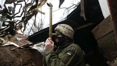 En ukrainsk soldat i staden Marinka den 12 april 2021.