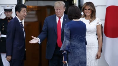 Presidentparet Trump välkomnar premiärminister Shinzo Abe (längst till vänster) och hans hustru Akie Abe till Vita huset den 26 april.