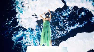 Tanssija Etel Röhr harjoituksissa euroviisulavalla