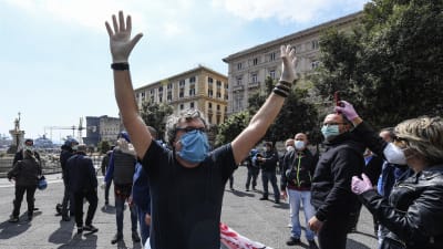 Arbetslösa protesterar i Neapel.