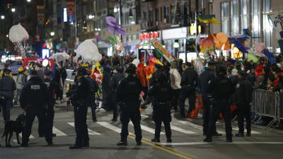 Poliser övervakar Halloween-firandet efter det misstänkta terrorattentatet i New York. 