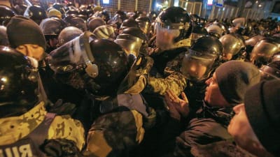 Sammandrabbningar mellan polis och nationalistiska demonstranter nära presidentens kansli 19.2.2017
