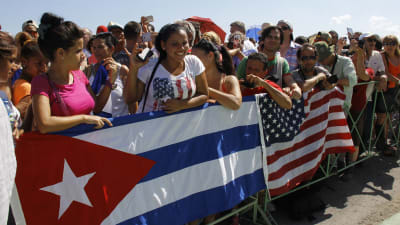Kubaner firar att USA:s ambassad öppnas i Havanna år 2015.