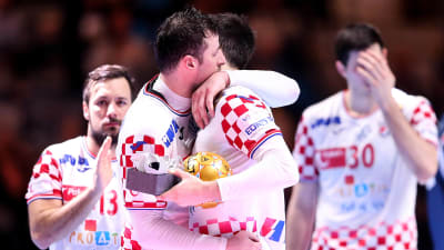 Kroatiens spelare tröstar varandra.