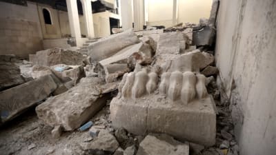 En bild inifrån Mosuls museum efter att IS förstört flera antika statyer.