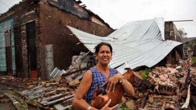 En kvinna i staden Remedios står utanför sitt förstörda hus 9.9.2017