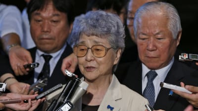 Den kidnappade Megumi Yokotas mamma intervjuas, pappa  bakgrunden