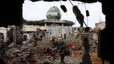 Närmare 900 människor har dödats i strider i provinshuvudstaden Maraewi som nu till stora delar ligger i ruiner