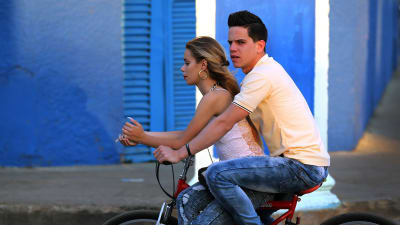 Ett ungt par åker cyekl i Ciego de Avila i Kuba.