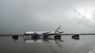 Amerikanska presidentens flygplan på grått fält