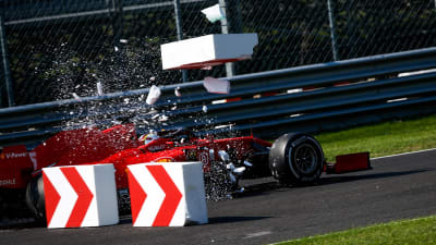 Sebastian Vettel kör sönder banmarkeringen.