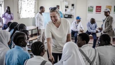  Jutta Urpilainen träffade flyktingbarn som studerar i en EU-finansierad skola i samband med sin resa till Kenya i december.