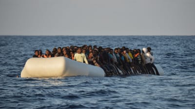 Flyktingar i gummibåt utanför Libyen i november 2016.