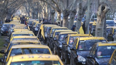 Uber har utlöst protester bland taxiförare världen över. Här har taxiförare i Chiles huvudstad Santiago blockerat vägen till flygplatsen i protest mot Uber.
