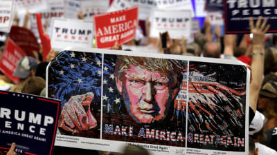 Banderoller till stöd för Donald Trump under ett valmöte i Florida 13.10.2016