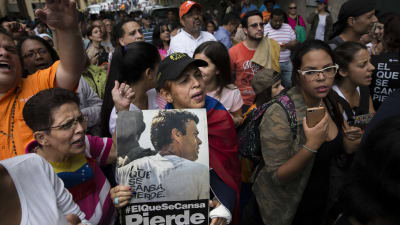 Människor samlades utanför López hem i Caracas i juli då han släppts ur militärfängelse och placerades i husarrest. 