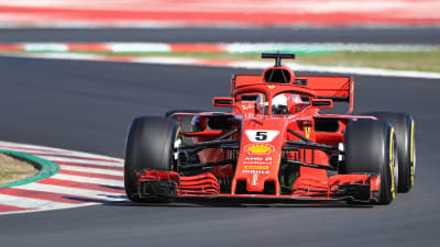 Sebastian Vettel kör sin Ferrari i Barcelona.