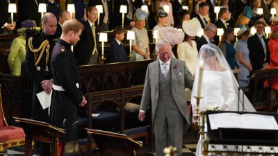 Bruden Meghan Markle ledsagad av prins Charles