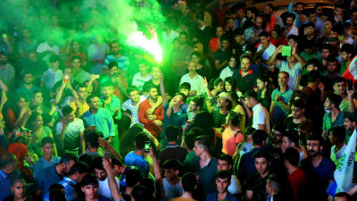 Det prokurdiska partiet HDP:s anhängare i Istanbul jublade då det blev klart att partiet klara tioprocentsspärren till parlamentet