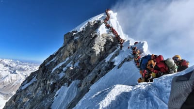 Kö på väg till toppen av Mount Everest den 22.5.2019