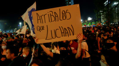 Folk firade segern i den historiska folkomröstningen i centrum av huvudstaden Santiago de Chile.