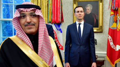 Jared Kushner i Ovala rummet, tillsammans med en medlem av den saudiska delegationen, under den saudiska kronprinsens USA-besök i mars 2018.