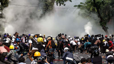 Polisen riktar tårgas mot demonstranter i Mandalay, Myanmar