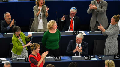 Kolleger applåderar åt Europaparlamentarikern Judith Sargentini efter omröstningen om att ta i bruk artikel sju mot Ungern.